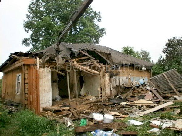 Снос старого дома из бревна