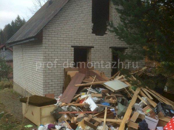 Снос кирпичного дома экскаватором